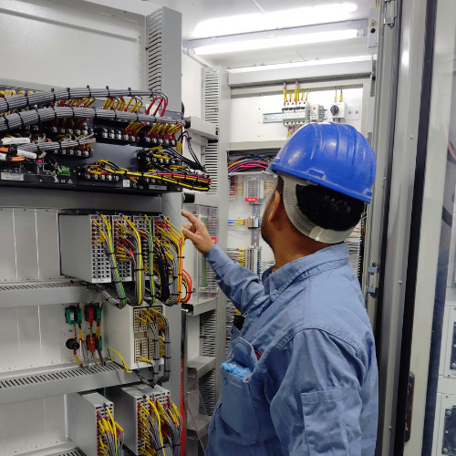 保守点検をしている作業員の画像